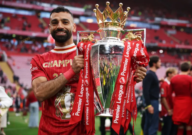 Mohamed Salah with the Premier League title in 2025.