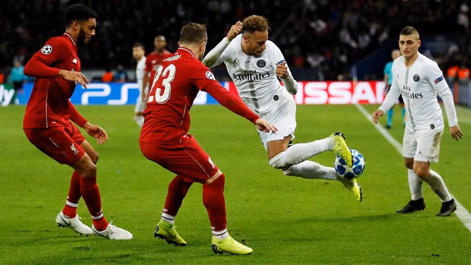 Neymar does a rainbow flick against FC Liverpool players
