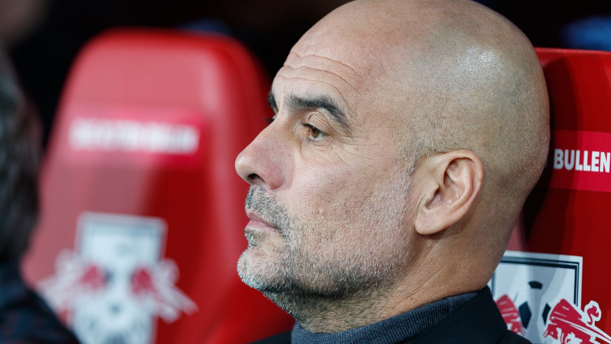 Manchester City players in Champions League match action, illustrating Guardiola-era tactical structure. — source: https://commons.wikimedia.org/wiki/File:2023-10-04_Fu%C3%9Fball,_M%C3%A4nner,_UEFA_Champions_League,_RB_Leipzig_-_Manchester_City_FC_1DX_2642.jpg